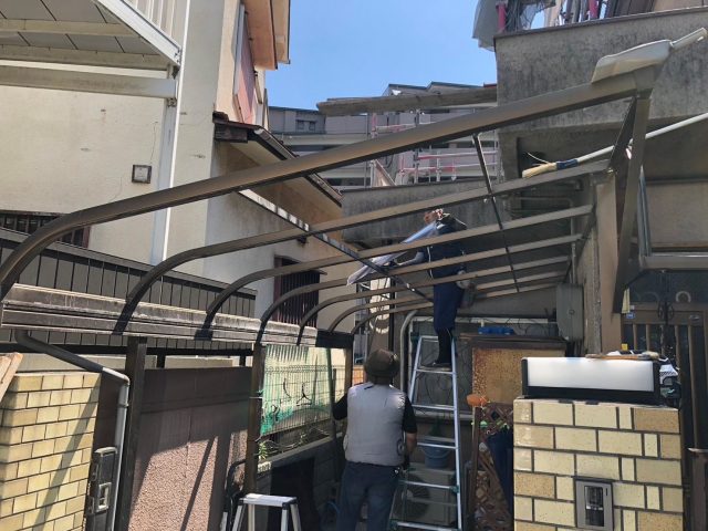 高砂市で破損したアクリル屋根を撤去